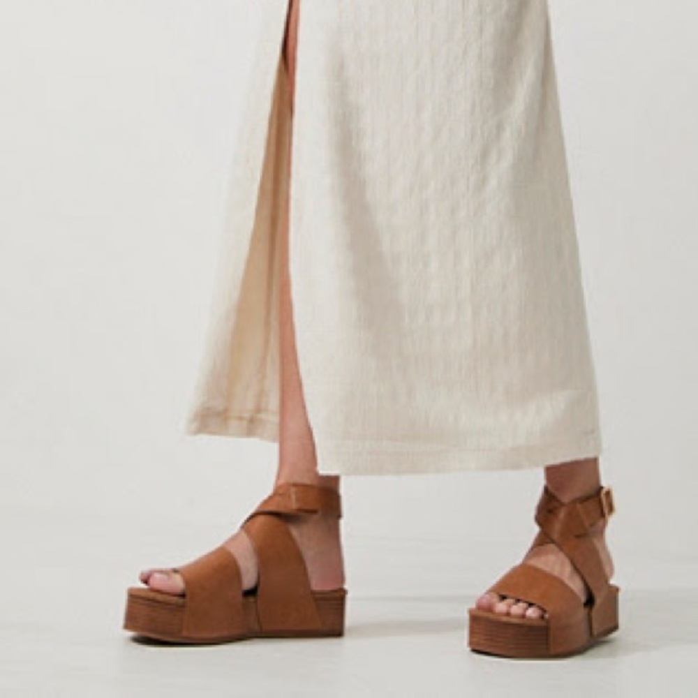 Dunes Buckle Sandals in Tan